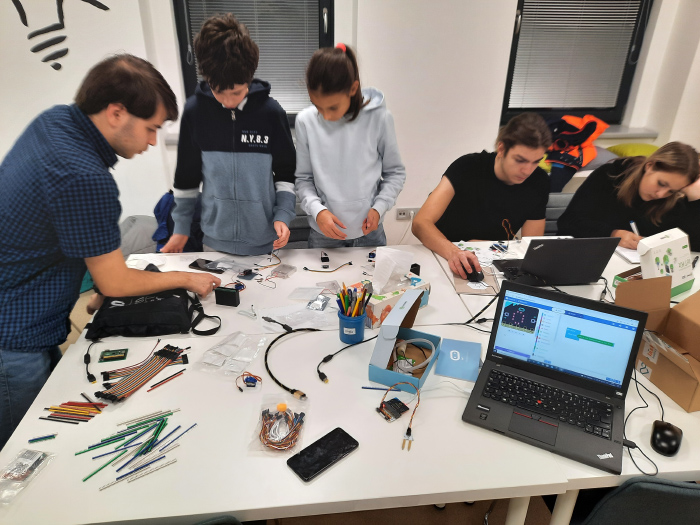 Děti programují v Minecraftu na IT kroužku v Digibridge