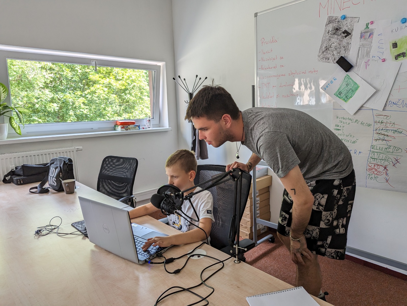 Lektor doučuje dítě matematiku moderní formou