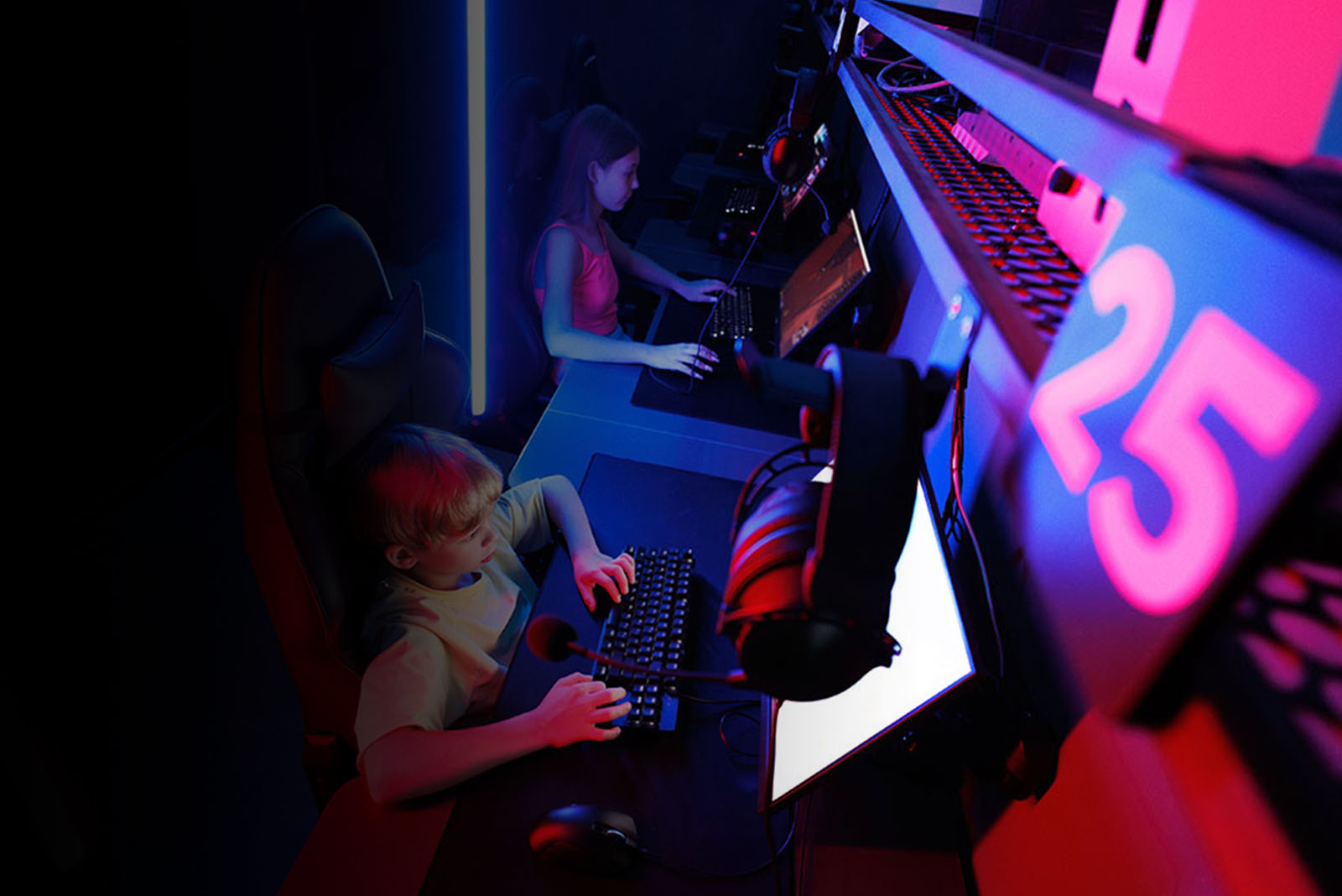 Užij si moderní herní zónu s výkonnými PC, konzolemi PS5 a Xbox. Zahraj si sólo nebo s kamarády ty nejnovější hry. Čekají tě akce, závody i sportovní výzvy!