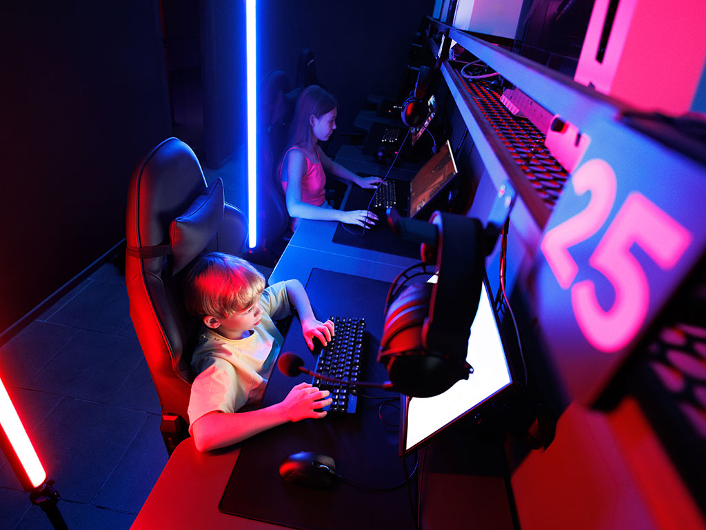 Připrav se na pořádnou dávku zábavy s nejnovějšími tituly na PS5, výkonných herních počítačích i multiplayer