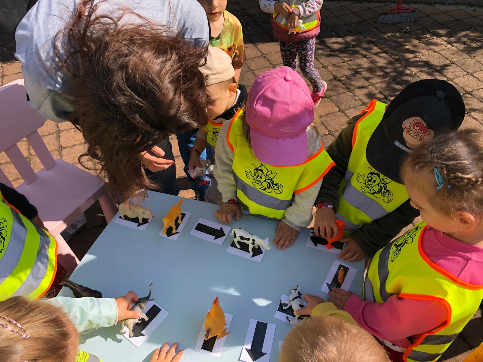 Malé děti hrají interaktivní hru v klubu Bertík
