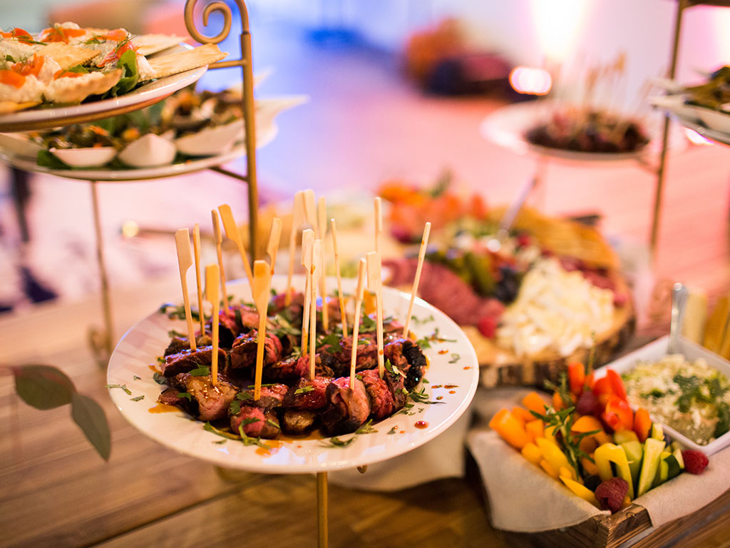 O hlad a chuť se postaráme! Nabízíme jednoduché dětské menu, sladké dobroty, nápoje i možnost přinést si vlastní dort.