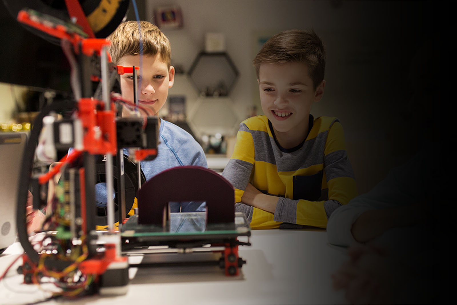 Naučíme tě modelovat a tisknout vlastní návrhy. Vyzkoušej naši kreativní zónu nebo si nech vytisknout originální předmět. 3D tisk je zábava pro všechny věkové kategorie.