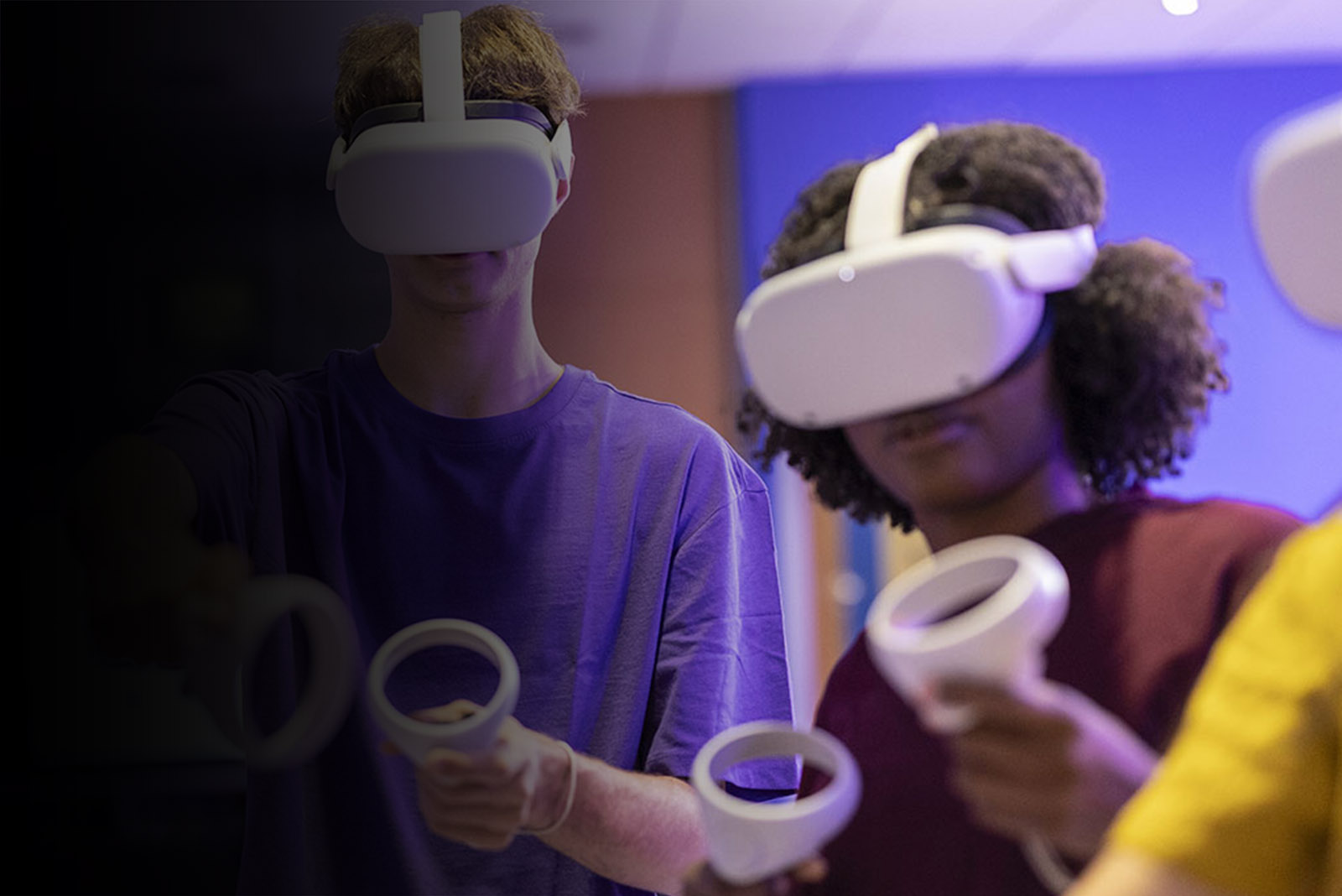 Zažij virtuální realitu jako nikdy předtím. Závody, horory, sport i kreativní malování – na špičkových brýlích Meta Quest 3. Pro jednotlivce i skupiny.