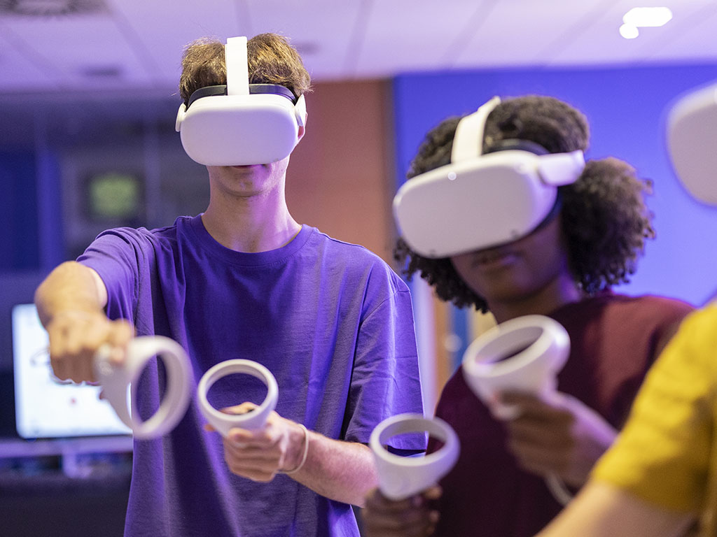 Vyzkoušej si VR brýle a ponoř se do úplně jiného světa. Můžeš malovat ve 3D prostoru, hrát akční střílečky nebo se ztratit v kouzelném světě virtuální reality