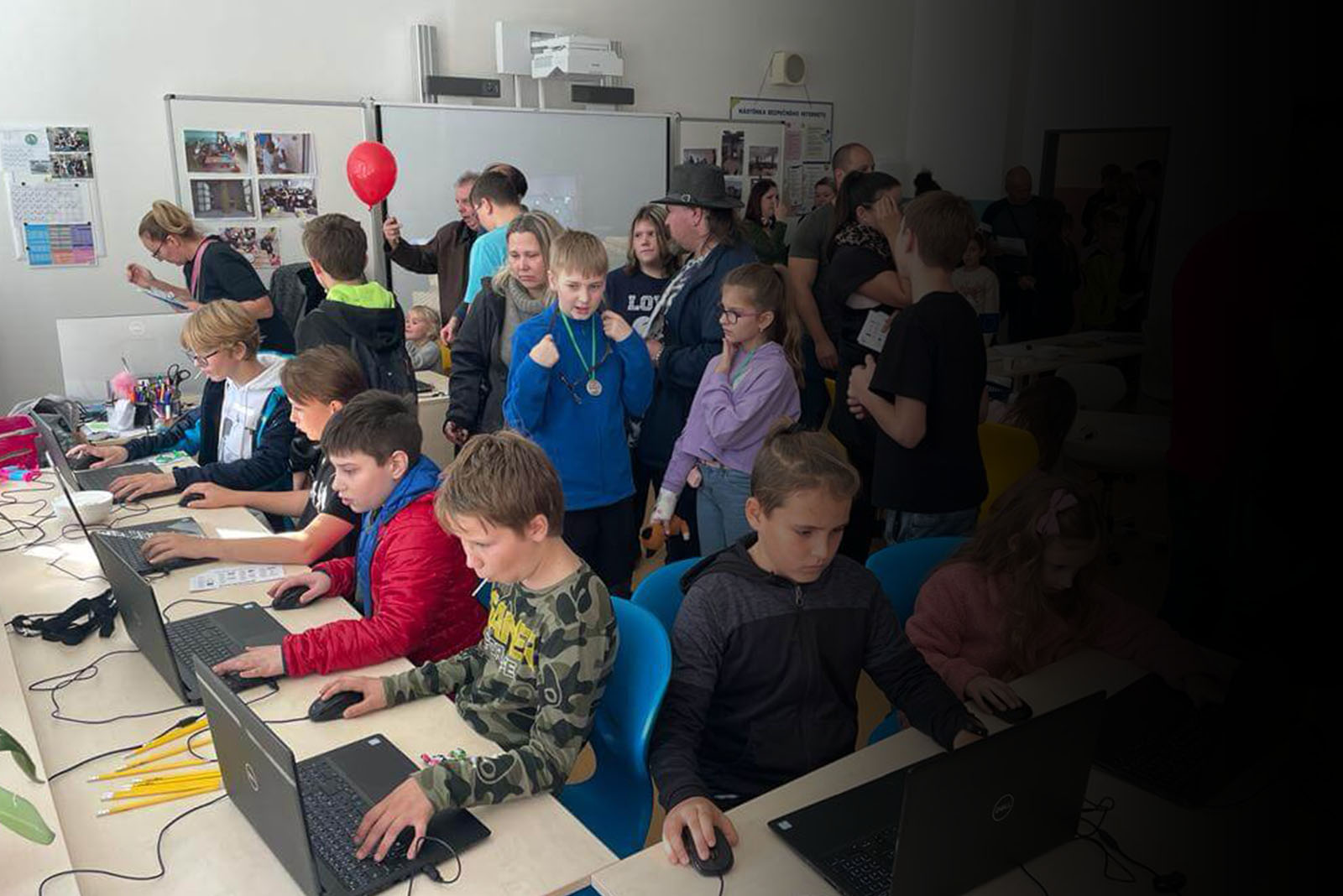 Vzdělávání u nás není nuda! Nabízíme kroužky, kurzy i letní tábory, kde děti programují, tvoří, modelují a rozvíjejí dovednosti hrou. Vše pod vedením Bridge Academy.