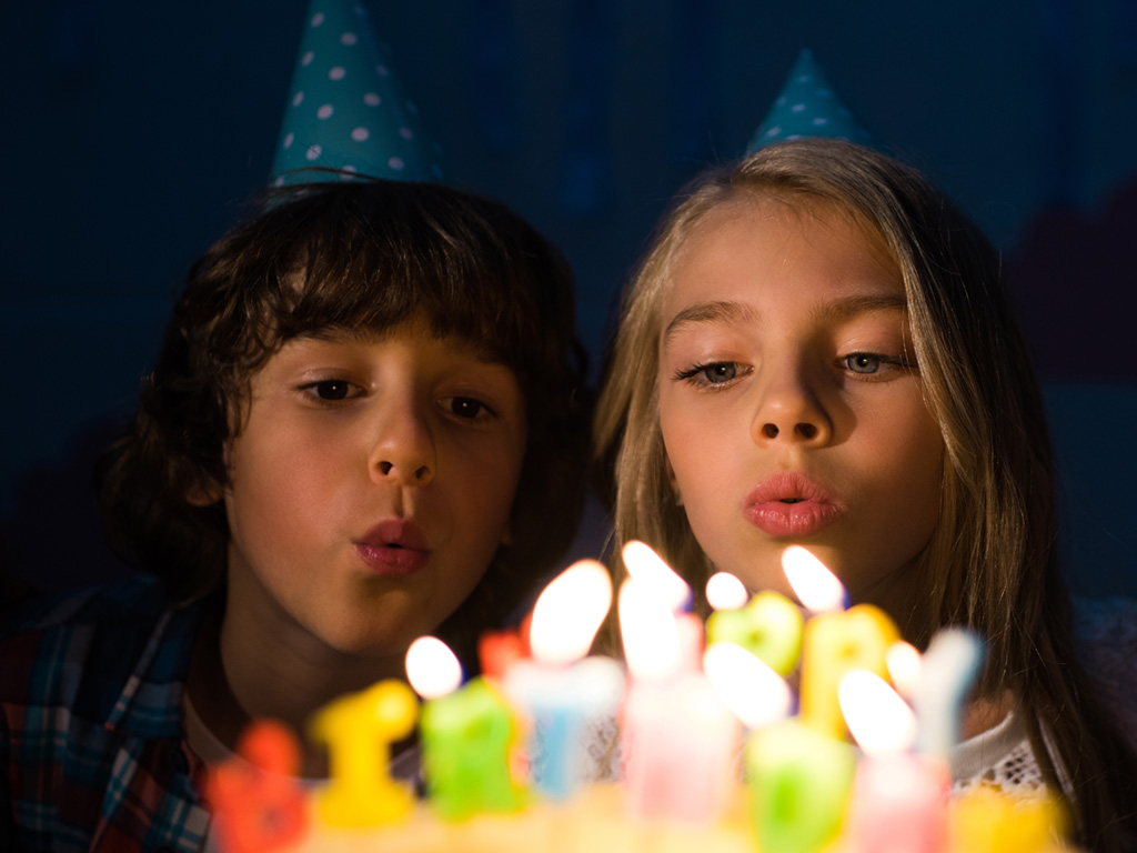 Udělej si fotku s kamarády u tematické stěny nebo v akci s VR brýlemi.